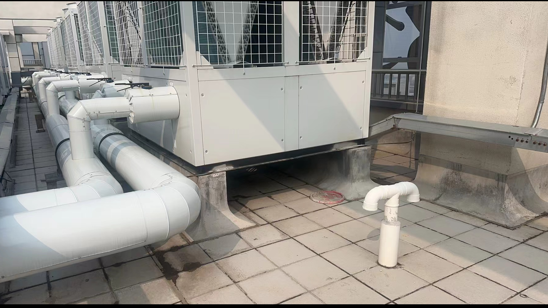 屋顶风冷热泵系统振动隔离工程案例 